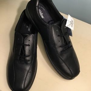 Women’s black sneakers/oxfords, size 10W, NWT
